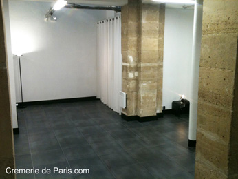 vue du showroom vers la rue des Halles