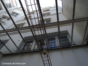 Verriere et cours de l&acute;immeuble 15 rue des Halles