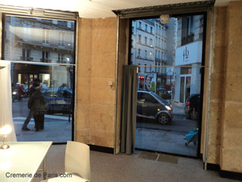 vue du showroom vers la rue des Halles