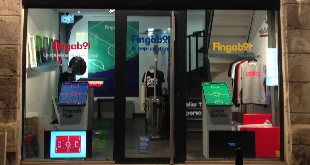 vitrine du Fingabol Pop Up Store le soir Fingabol un jeu qui vient du Brésil