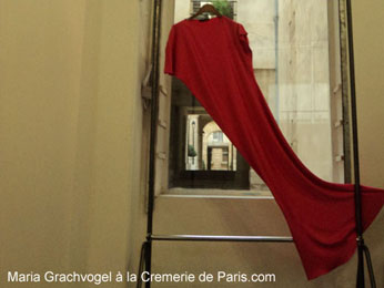 Robe devant la cours du showroom