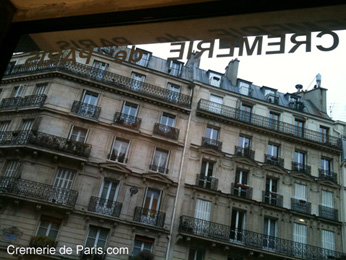 vue du showroom vers la rue des Halles