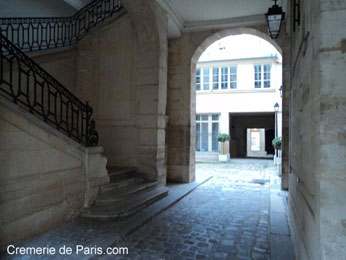 vue du showroom depuis la cours historique